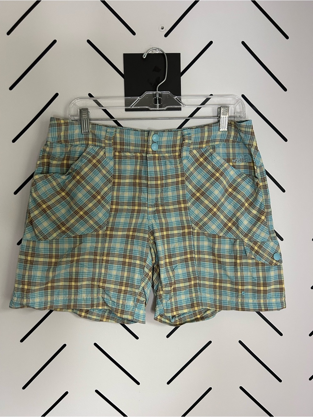 The north face women’s plaid 6” shorts outdoor athletic